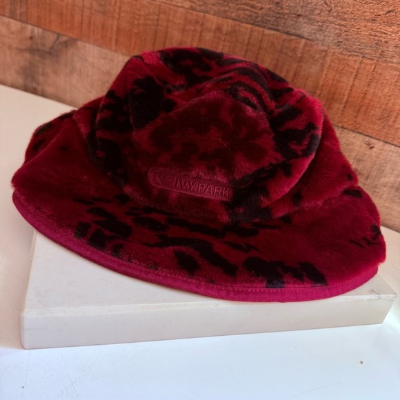 NWT adidas Ivy Park Printed Faux Fur Reversible Bucket Hat Cherry Wood M/L - Picture 2 of 7